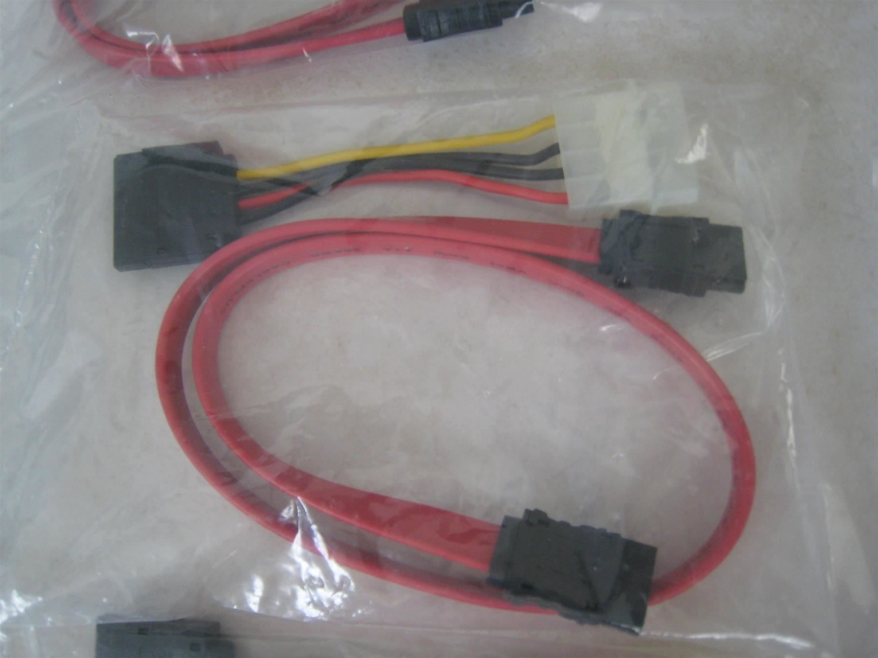 PC: ***** Câble SATA + 4Pin Molex Power Adapt – Nuovo e nell'imballaggio originale da Villaz-St-Pierre venduto da Ubid 2