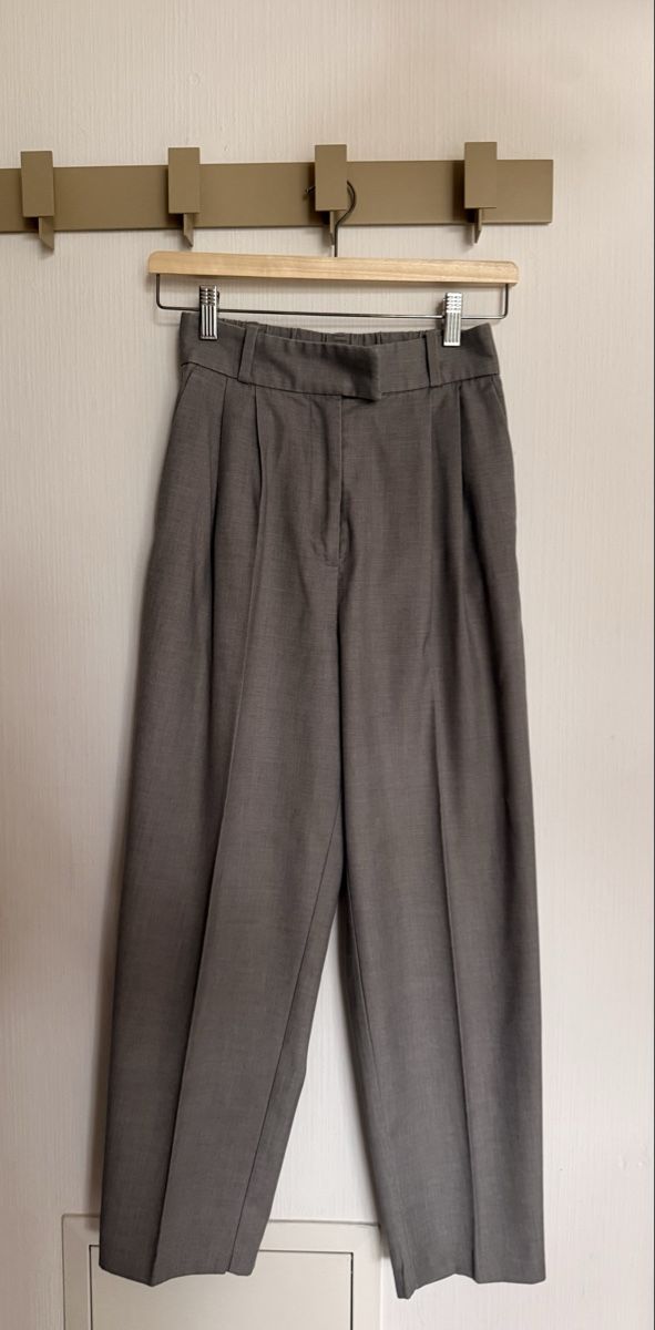 H&M Pantaloni: Pantalon gris élégant 34/36 H&M – Usato da Monnaz venduto da MDVintage