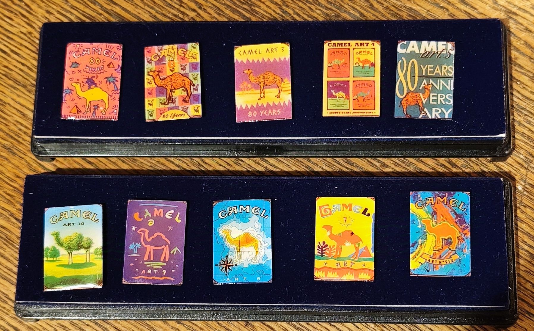 Camel Placchette & Badge: Camel Jubiläums-Pins – Nuovo e nell'imballaggio originale da Brienzwiler venduto da Nytt-och-Bytt 1
