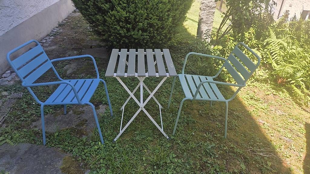 Set de table et chaises: Gartentisch & 2 Gartenstühle  – D'occasion à Rüschlikon par samuelba
