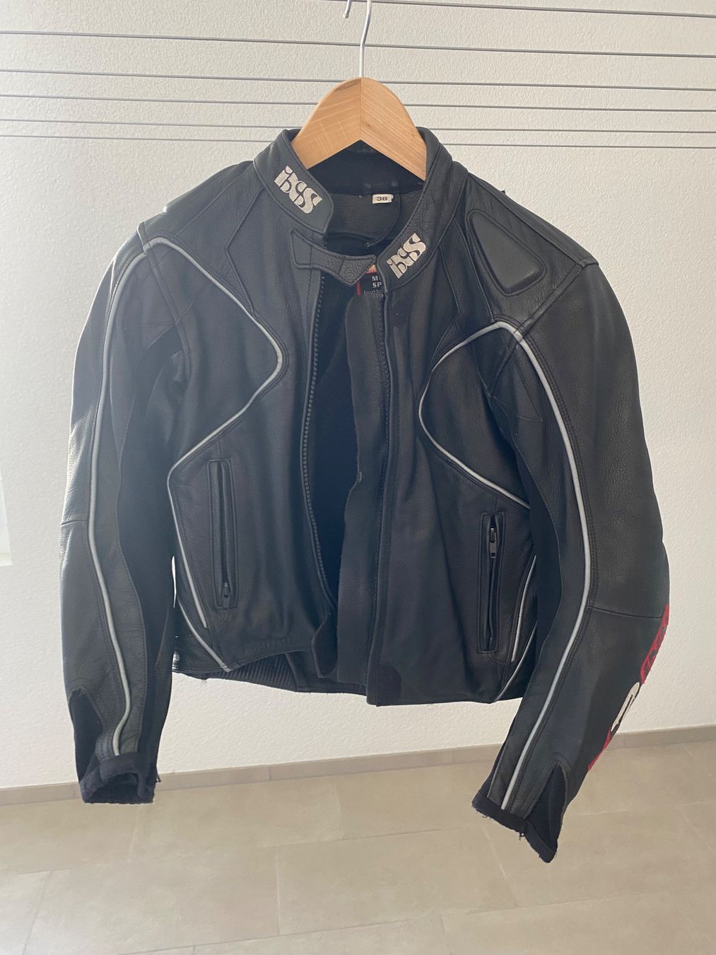 IXS Giacche: IXS Motorrad Lederjacke – Usato da St. Gallen venduto da flo_dpy9