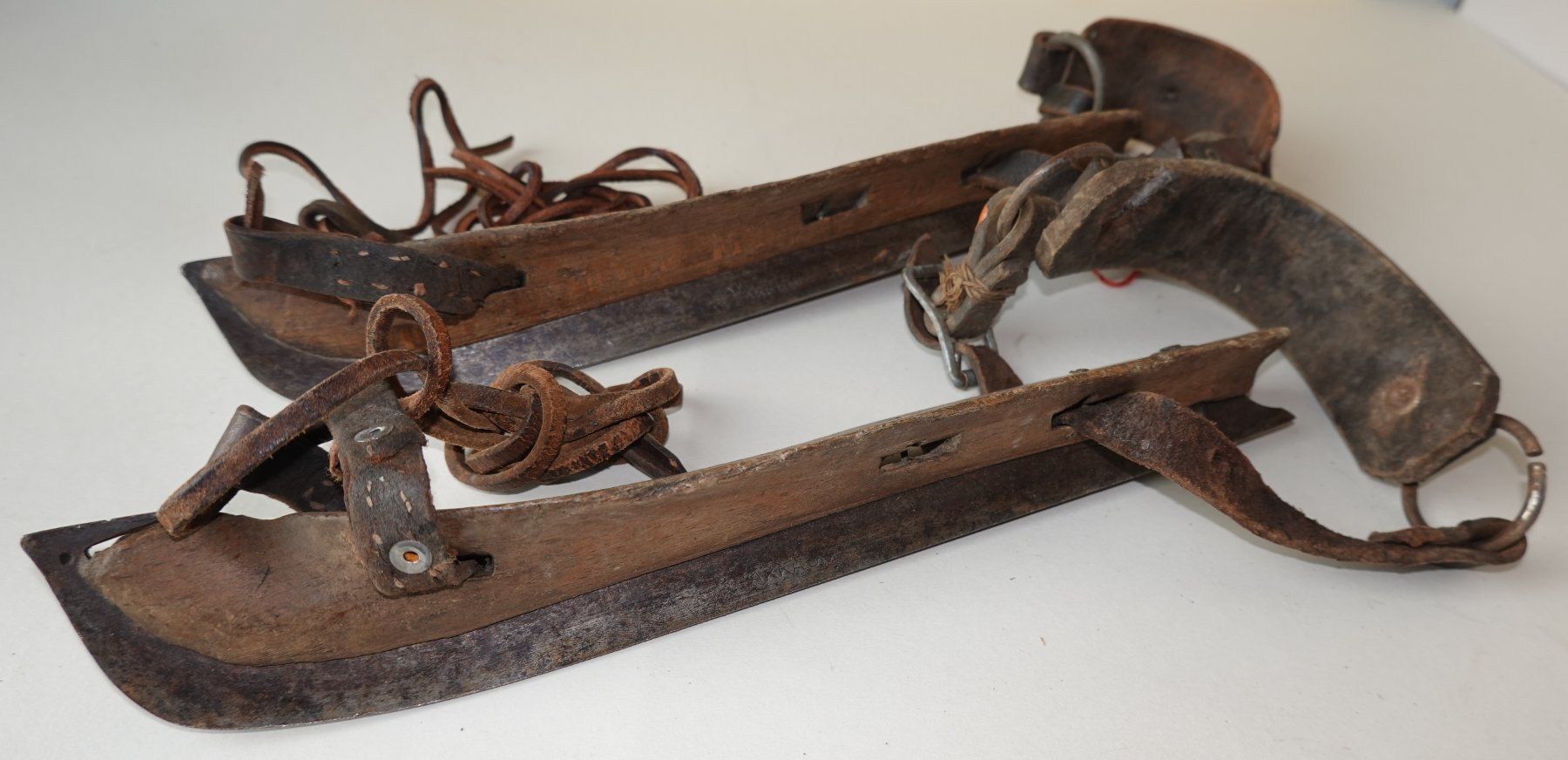 Pattini da ghiaccio: Schlittschuhe aus Holz – Usato da Brunnen venduto da brocundfloh