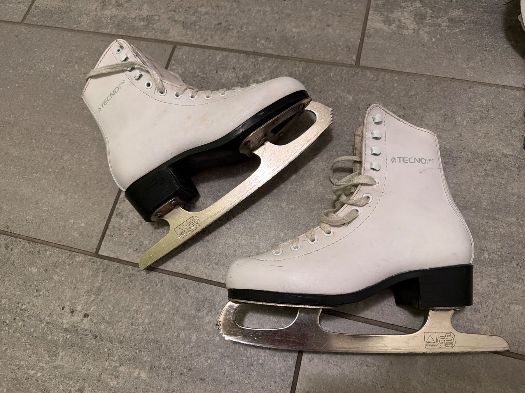 Pattini da ghiaccio: Schlittschuhe Mädchen – Usato da Frauenkappelen venduto da 070179