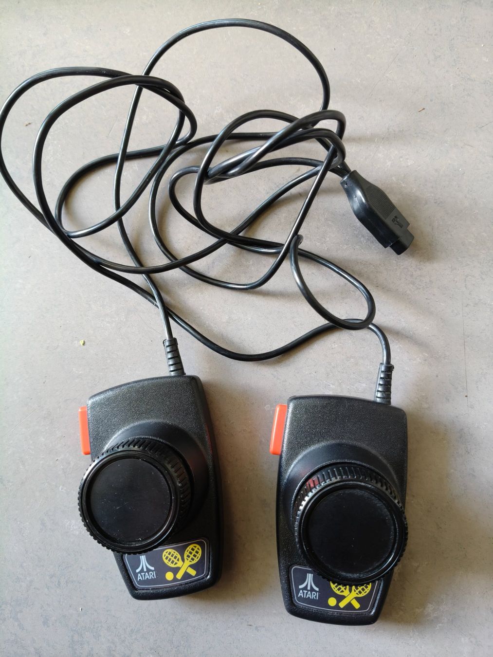 Controller: 2 Atari Paddle Controller für Tennis an 1 stecker – Usato da Zürich venduto da s6000