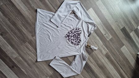 Maglietta elegante con decoro perline