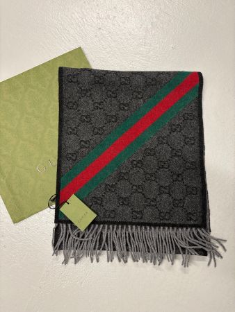 Neuer Gucci Schal aus Wolle Streifen Grau/Rot/Grün Fransen