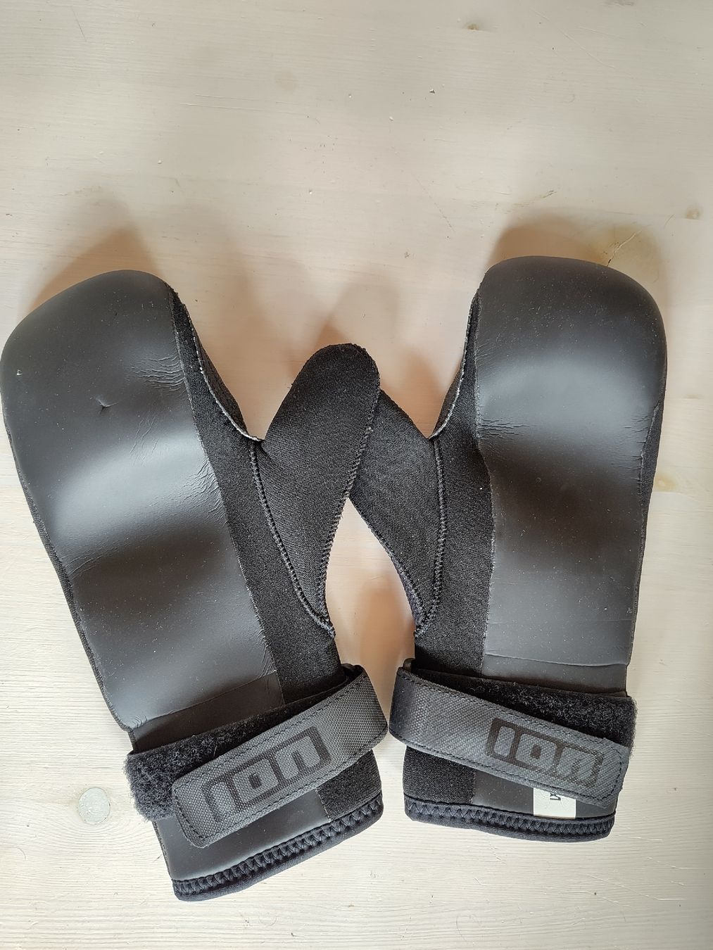 Guanti & manicotti: Neoprenhandschuhe Ion Arctic Mitten - Black – Nuovo (secondo la descrizione) da Nussbaumen AG venduto da Yodeaqui