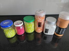 Diverse Dekosteine/Streudeko, 6 Gläser, verschiedene Farben