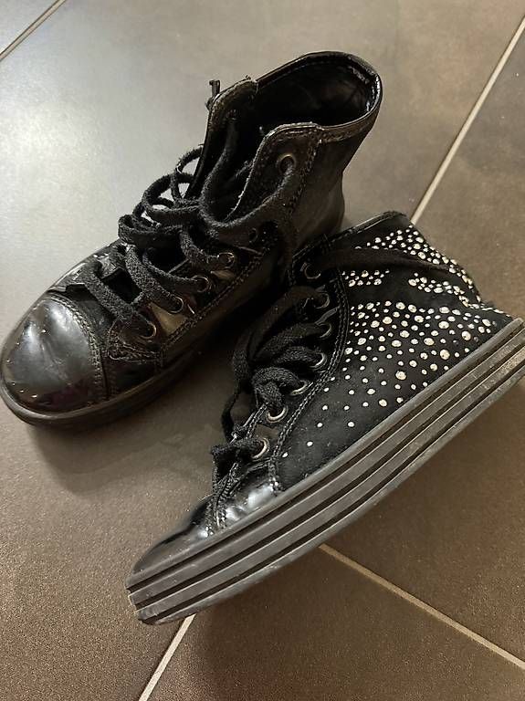 Schuhe für Mädchen: Hogan Sneakers mit Strass Gr 30 – Gebraucht aus Freienbach von ang_8xxz