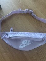 Nike Bauchtasche lila mit Logoprint gut erhalten