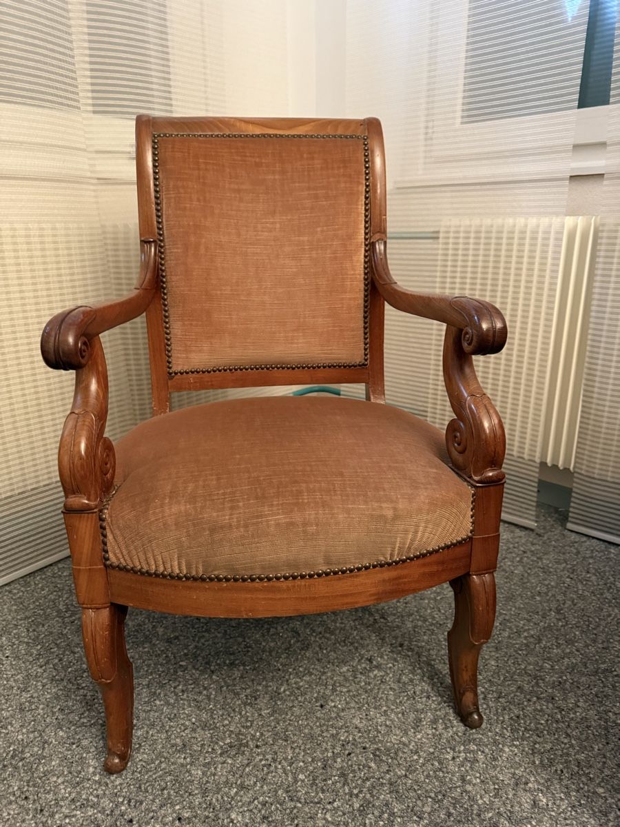 Sessel: Antiker Stuhl, restauriert, Nussbaumholz, Biedermeier – Gebraucht aus Unterseen von Excalibur2 1