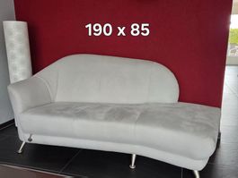 Sofa VENTURO By Albert Ponsel. Mit hellgrauem Stoffüberzug.