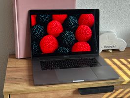 MacBook Pro 15" 2017 – i7 / 16 GB RAM / Radeon Pro 560 / 1TB