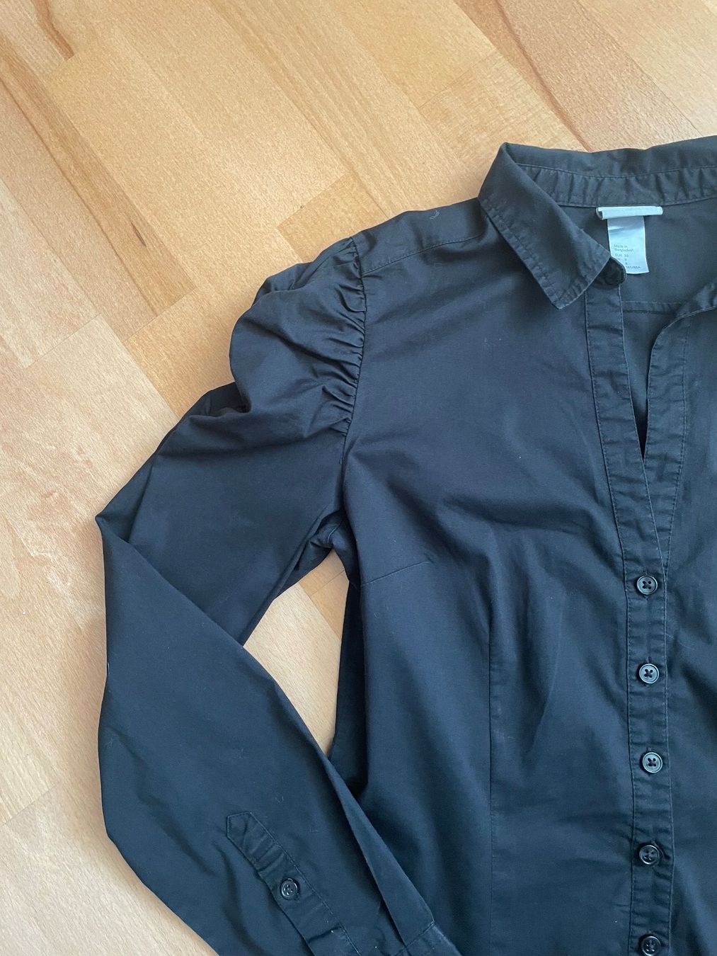 H&M Blusen: H&M Schwarze Hemdbluse mit Puffärmeln, Grösse 38. tailliert – Gebraucht aus Hubersdorf von JanasHeartTreasures 1