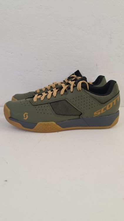 Chaussures vélo cyclisme PELOTON NEUVES TAILLE 40 avec