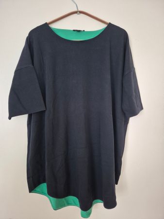 Schwarzes Sweatshirt von COS mit grüner Innenseite