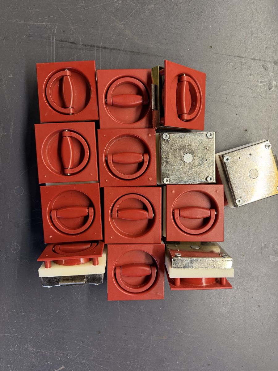 Lucchetti: Set à 13 Schubladen-Griffe, Rot – Usato da LUZERN venduto da Adriana_6005 1