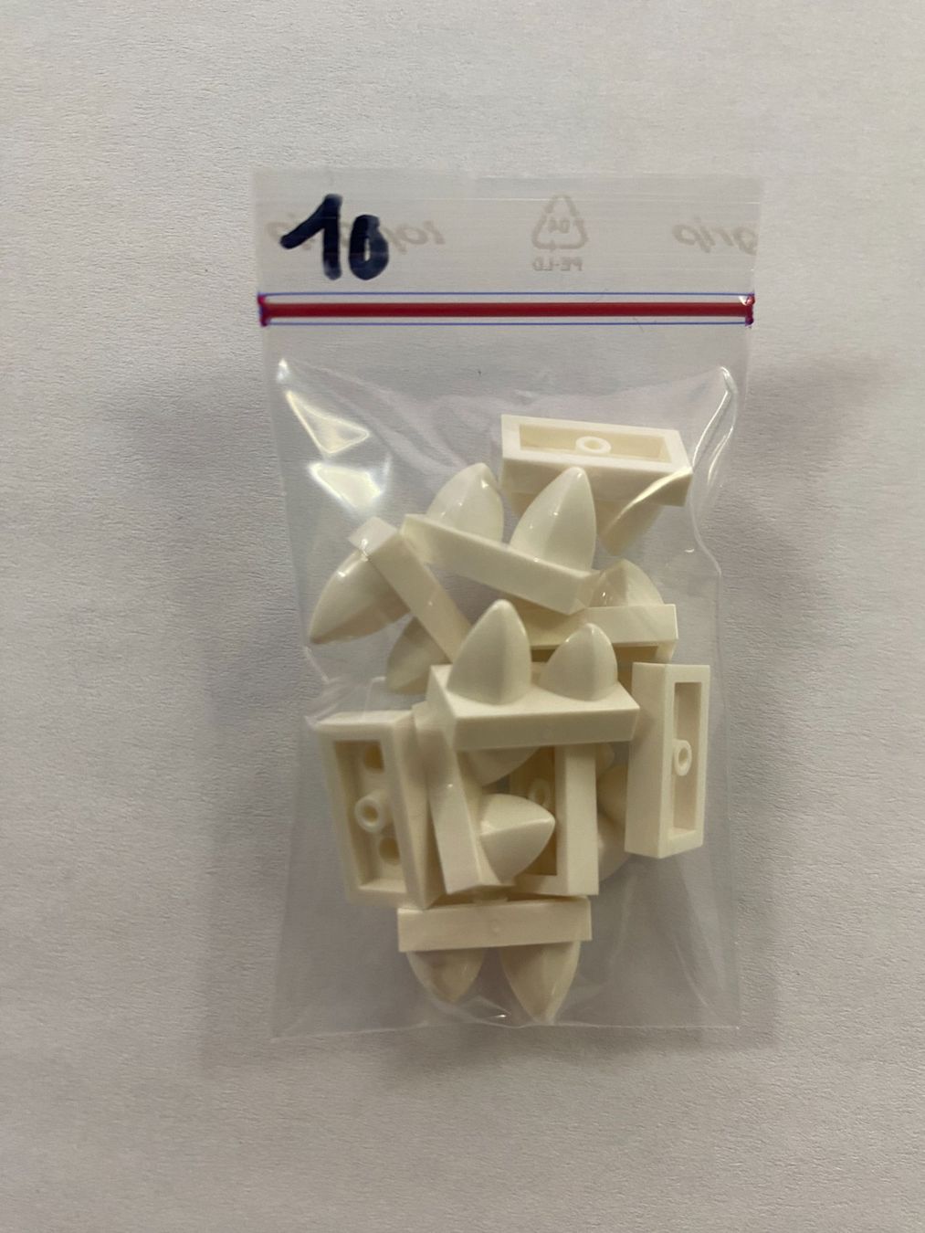 Lego Giocattoli: Lego White Tile, Modified 1 x 2 with 2 Teeth 10 Stück – Nuovo (secondo la descrizione) da Weingarten-Kalthäusern venduto da McGmavlo 1