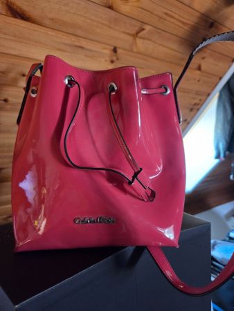 Sac seau Calvin Klein rose verni bon état
