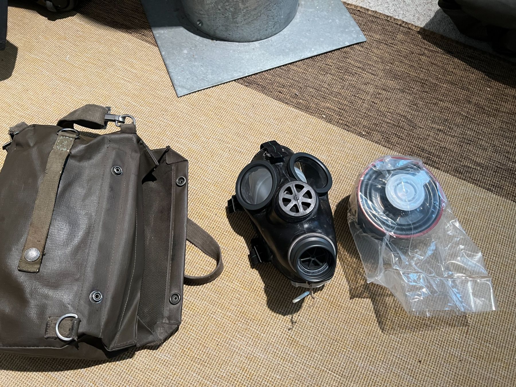 Maschere: Schweizer Armee Gasmaske, original mit Filter und Tasche. – Usato da Affoltern am Albis venduto da Uri