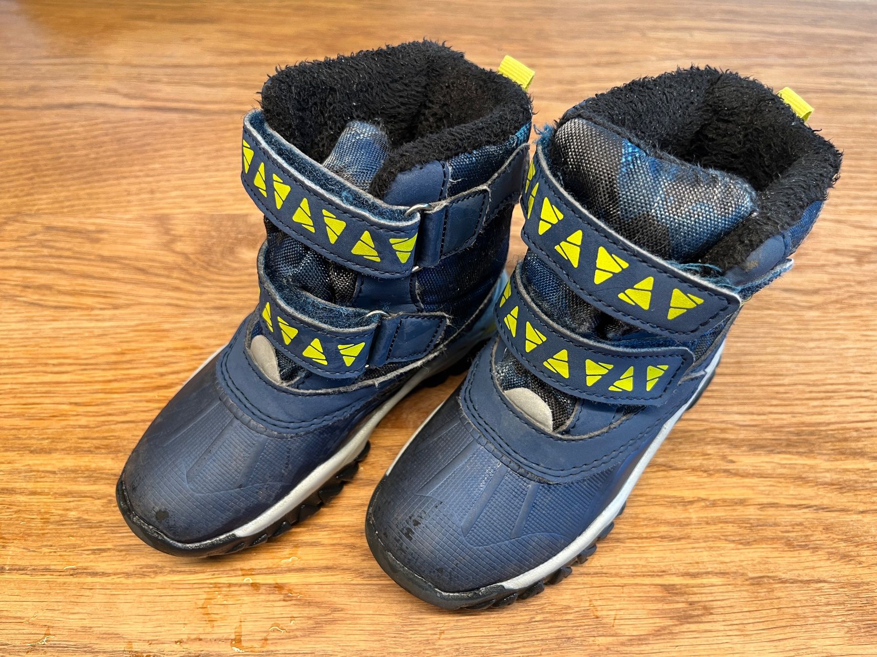 Schuhe für Jungen: Schuhpaket Grösse 26 (4 Schuhe) – Gebraucht aus Brünisried von Seisler88 1