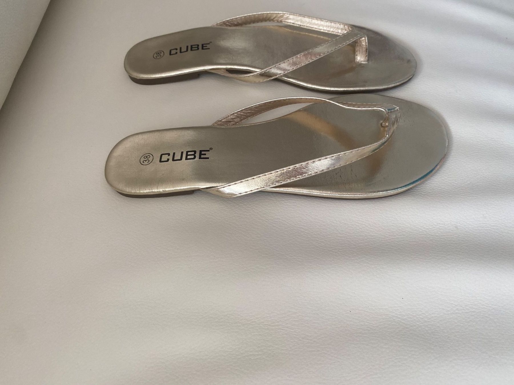 Cube Scarpe da donna: SUMMERTIME - stylische/edle CUBE Flip-Flops, gold, 38 – Usato da Winkel venduto da ferrari2022 1