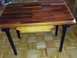 Jolie petite table d'enfant à donner