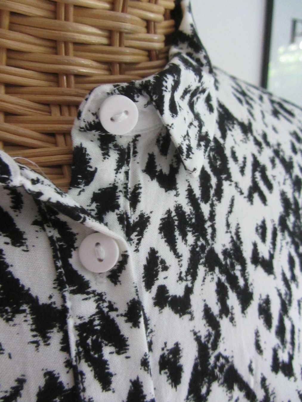 H&M Chemisiers: Bluse schwarz-weiss gemustert - 38 – D'occasion à Zürich par Diazaio 1
