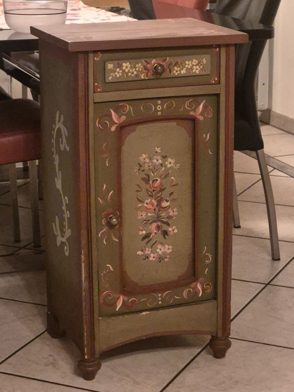 Comodini: Nachttisch bemalt mit Blumen Motiv Holz – Usato da Frauenfeld venduto da mel_2gqy 5