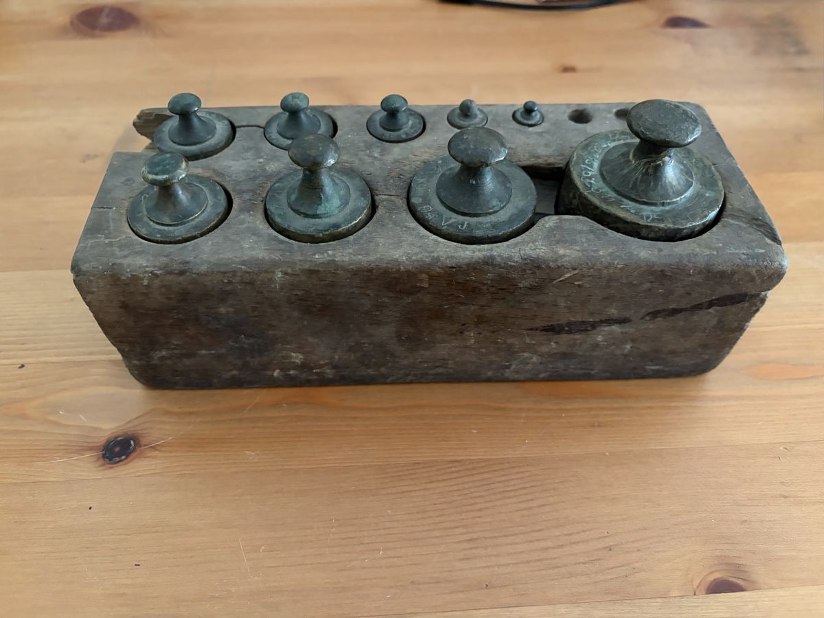 Balances et poids: Alte Eisengewichte mit Holzblock  – D'occasion à Hochfelden par larson27 2