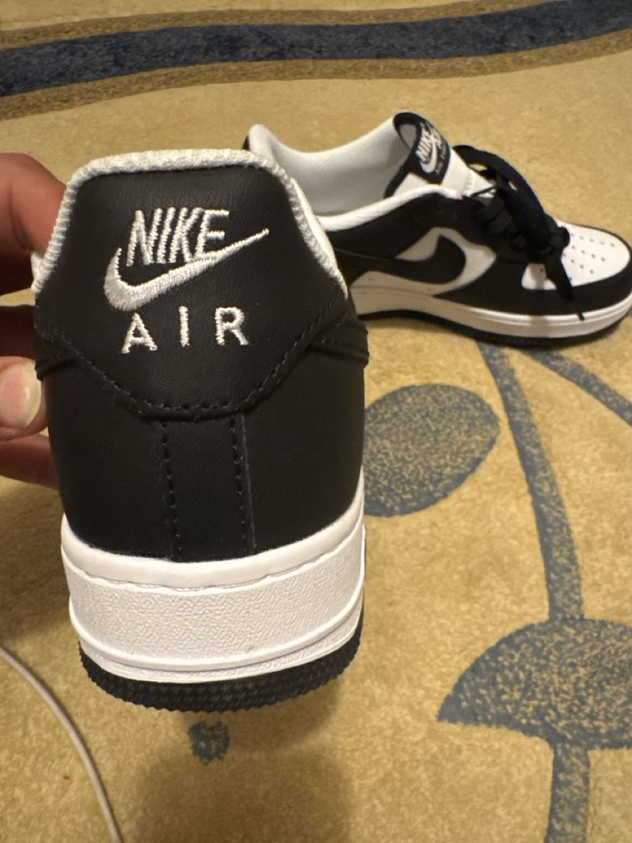 Herrenschuhe: Nike Air Force 1, Taille 41, Comme Neuves, Noires/Blanches – Neu und originalverpackt aus Fribourg von far_p8f5 5