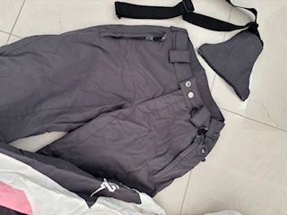 Completi & Tailleur: Combinaison de ski BelowZero / Skianzug Gr.M, Damen – Usato da Giubiasco venduto da baamboo 2