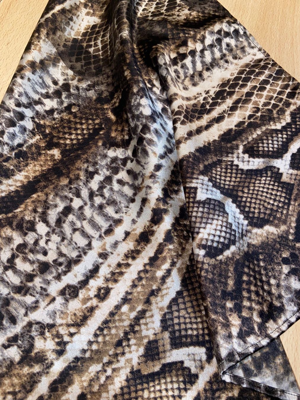 Foulard & Sciarpe: Carré De Soie/Foulard Imprimé Python 45 – Nuovo (secondo la descrizione) da Les Breuleux venduto da Ljldm01 2