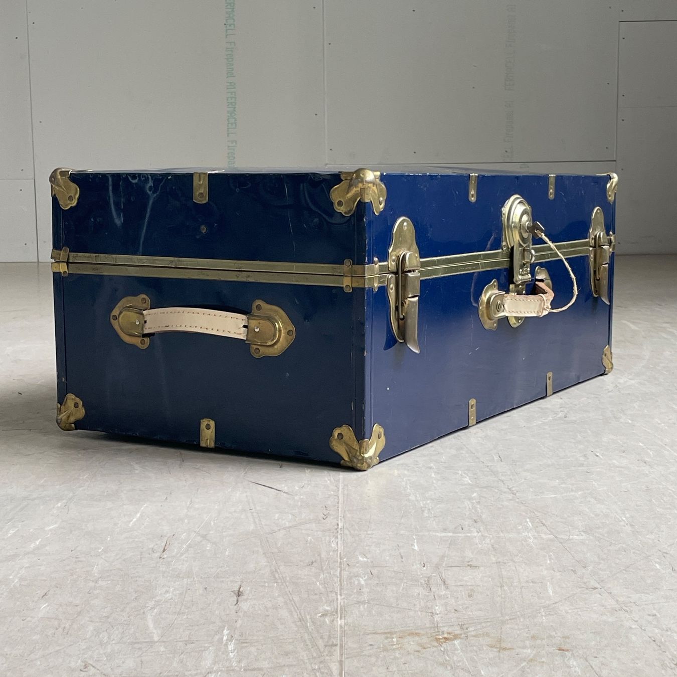 Cassapanche: Alte Truhe / Reisekoffer / Salontisch – Usato da Bern venduto da Modern-Era 4