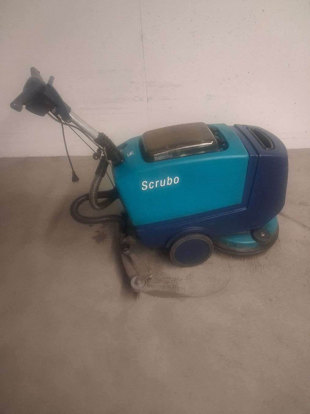 Wetrok Tutte le macchine: scheuersaugmaschine  wetrok  scrubo  E 230-240 v – Usato da Wohlen AG venduto da ang_xy8w 4