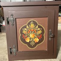 Wandschrank aus Holt mit Blumenmalerei (Apotheke?)