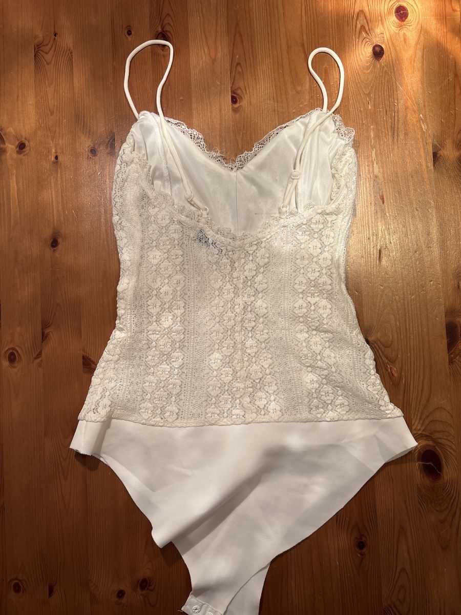 Bershka Tops: Elegantes, weisses Top mit Spitze, Grösse S – Gebraucht aus Wabern von est_jw6s 1