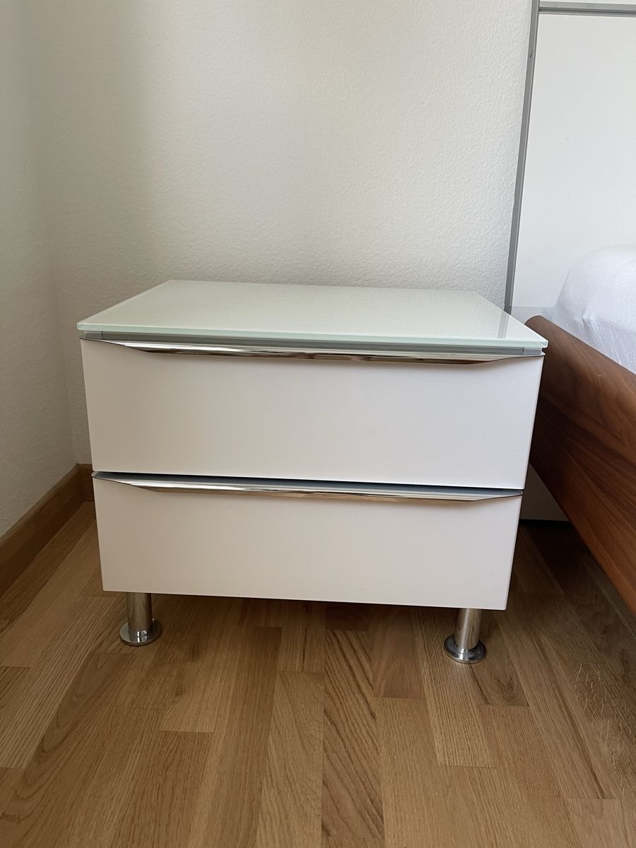 Comodini: 2 Nachttisch weiss mit Glasplatte, 2 Schubladen – Nuovo (secondo la descrizione) da Adliswil venduto da fabienne1234567