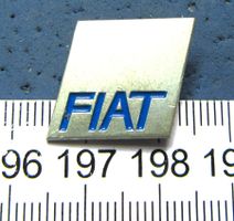 FIAT AUTO LOGO OLDI VINTAGE GEPRÄGT SILBRIG OLDTIMER