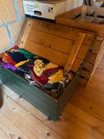 Holzkiste mit  Fassnachtskleider für Kinder