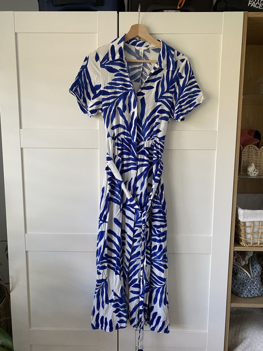 H&M Robes: Robe imprimée feuillage bleue et blanche H&M – D'occasion à Villars-sur-Glâne par mel_6q5w