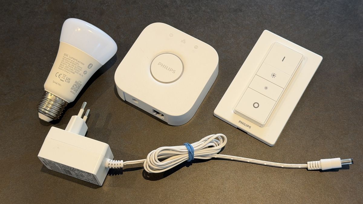 Philips Lampes: Philips Hue Starter Set Bridge, Color-E27 Birne, Dimm Switch – D'occasion à Pfeffingen par AuktionatorX