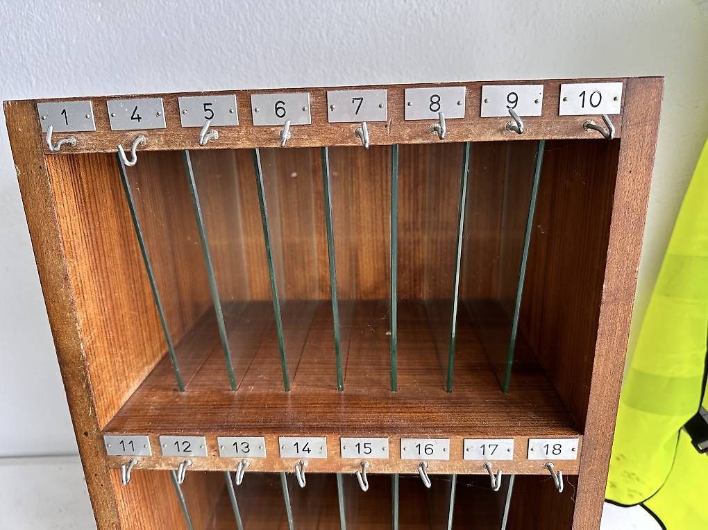 Scaffali: Meuble de tri vintage en bois avec compartiments numérotés! – Usato da Montreux venduto da Franlain 3