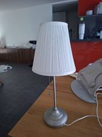 Nachttischlampe mit weissem Schirm
