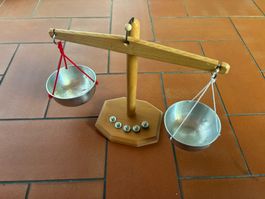 Waage für einen Kindermarktstand aus Holz