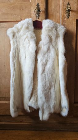 Gilet aus weissem Hasenfell