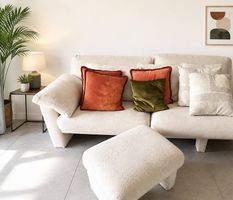 Divano moderno color panna con i cuscini compresi