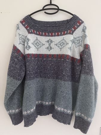 Pull en tricot motifs géométriques gris bleu blanc
