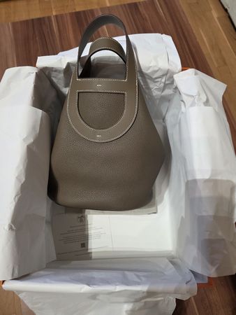 Hermès In the Loop 23, étoupe/étoupe Gold Metal  2025