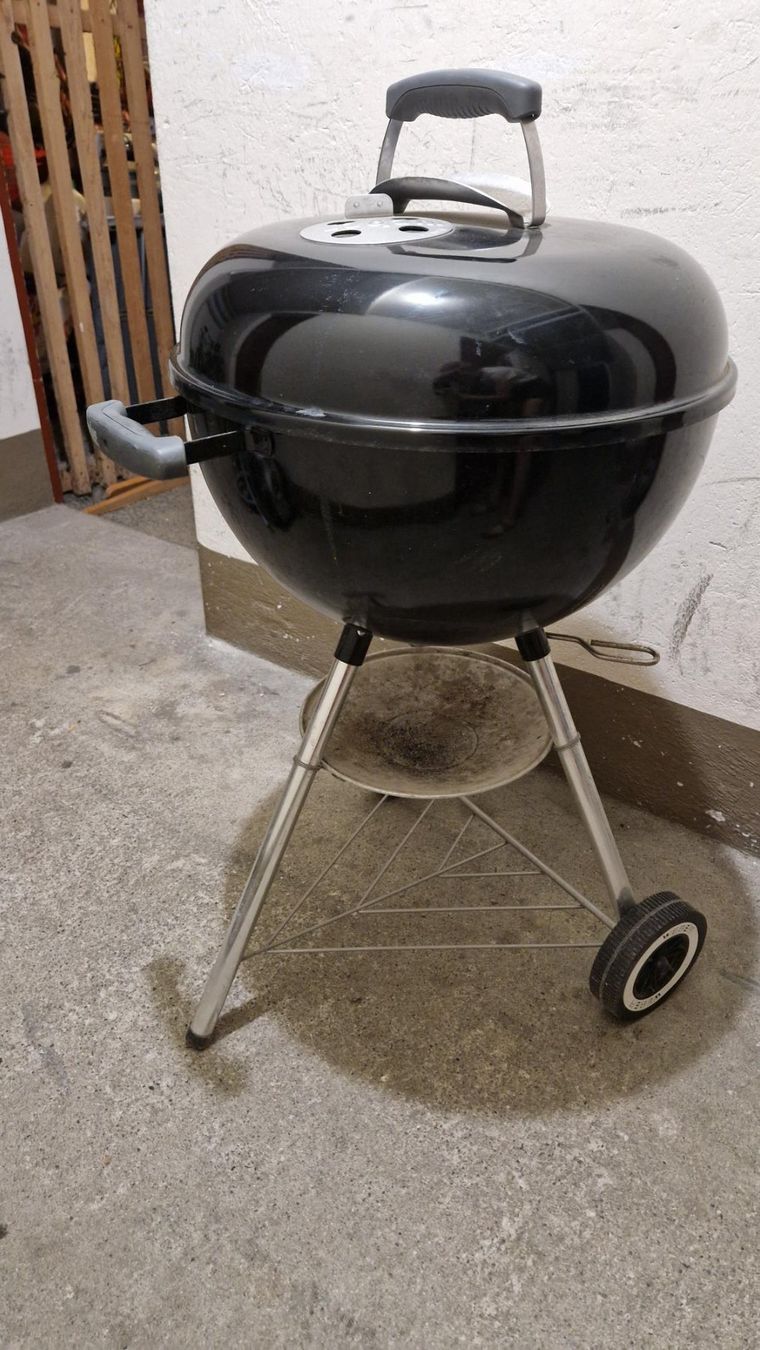 Weber Griglie: Weber Holzkohlegrill Ø47cm – Usato da Bern venduto da lea_f857
